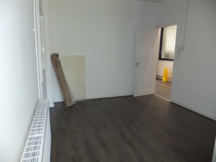 L-shaped office to let in Whaley Bridge